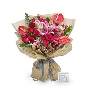 NoelGifts Flower Hand Bouquet - Sun-Kissed Crimson (ABHB12B) NoelGifts Flower Hand Bouquet - Sun-Kissed Crimson (ABHB12B)